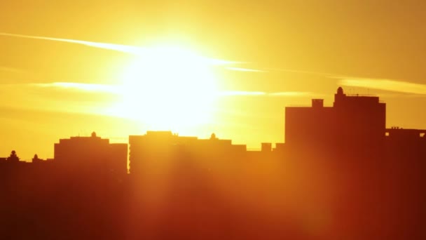 Pôr do sol sobre um lapso de tempo da cidade — Vídeo de Stock