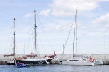Gdynia, Polonya - Haziran 2017: Gdynia yat limanında demirli teknelerin dolu.