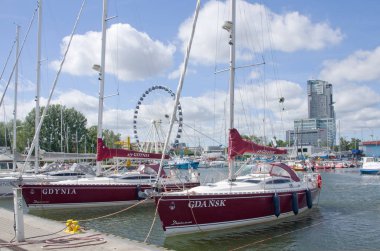 Gdynia, Polonya - Haziran 2017: Gdynia yat limanında demirli teknelerin dolu.