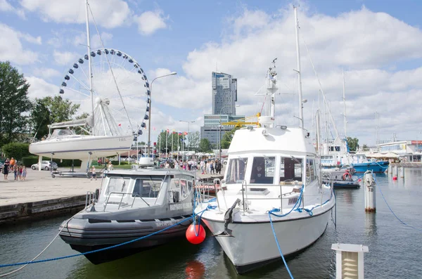 Gdynia, Polonya - Haziran 2017: Gdynia yat limanında demirli teknelerin dolu.