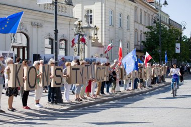 Demokrasi Savunma Komitesi - Varşova Cumhurbaşkanlığı Sarayı yakınlarındaki gösteride 5 Mayıs 2018