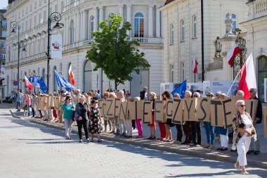 Demokrasi Savunma Komitesi - Varşova Cumhurbaşkanlığı Sarayı yakınlarındaki gösteride 5 Mayıs 2018