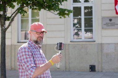 Mateusz Kijowski kendisi organize bir gösteri kaydeder. Demokrasi Savunma Komitesi (Komitet Obrony Demokracji) - Varşova Cumhurbaşkanlığı Sarayı yakınlarındaki gösteride 5 Mayıs 2018