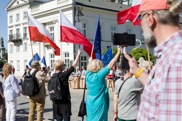 Mateusz Kijowski kendisi organize bir gösteri kaydeder. Demokrasi Savunma Komitesi (Komitet Obrony Demokracji) - Varşova Cumhurbaşkanlığı Sarayı yakınlarındaki gösteride 5 Mayıs 2018