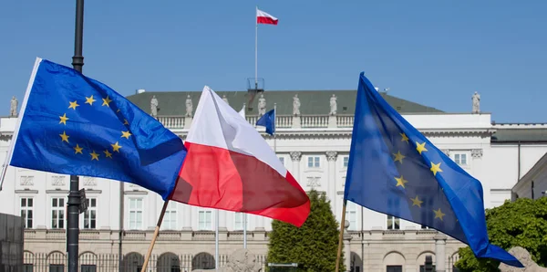 Drapeau Pologne Drapeau Union Européenne Sur Fond Palais Présidentiel Varsovie Images De Stock Libres De Droits