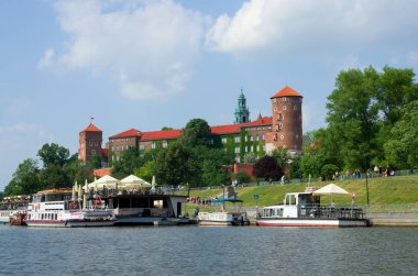 Krakow'daki Wawel Castle. Vistula Nehri kenarından görüntüleyin. Ön planda bir gemi.