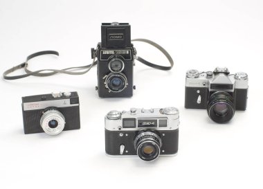 Polonya - 20/09/2018: eski kameralar: Lubitel 166b, Fed 4, Smiena 8m ve Zenit - E beyaz arka plan üzerinde.