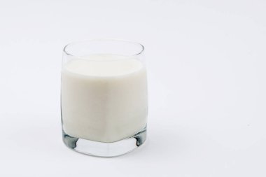 Bir bardak süt beyaz bir arka plan üzerinde tam. İzole