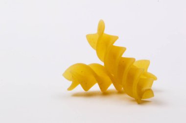 Makarna beyaz bir arka plan üzerine. Makro. İzole.