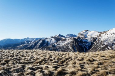 Bir bahar sabahı güneş ışınlarının dağlarda
