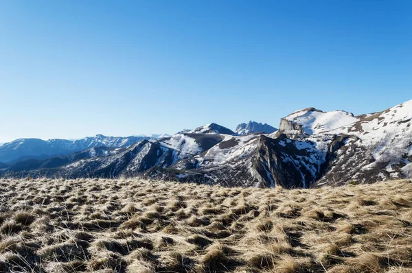 Bir bahar sabahı güneş ışınlarının dağlarda