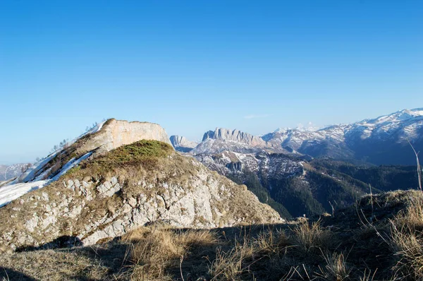 Bir Bahar Sabahı Güneş Işınlarının Dağlarda — Stok fotoğraf