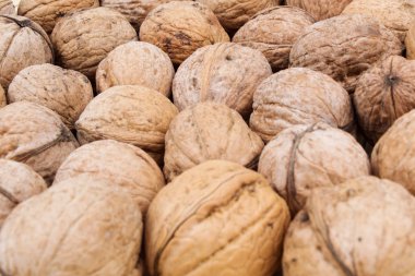 Ahşap arka plan üzerinde birçok ceviz