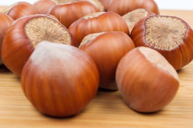 avuç fındık ahşap arka plan üzerinde