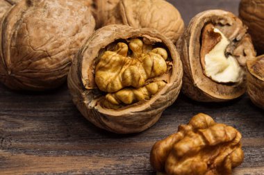 Ceviz avuç ahşap arka plan üzerinde