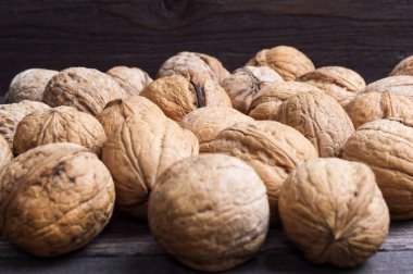 Ahşap arka plan üzerinde birçok ceviz