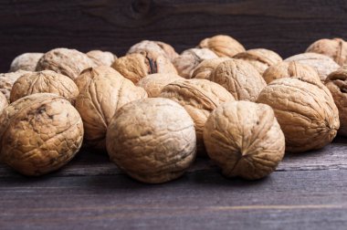 Ahşap arka plan üzerinde birçok ceviz