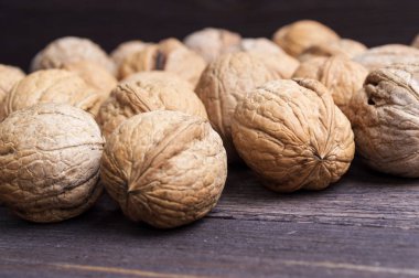 Ahşap arka plan üzerinde birçok ceviz