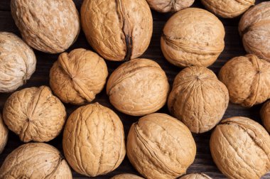 Ahşap arka plan üzerinde birçok ceviz