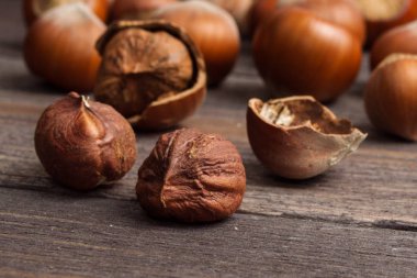 avuç fındık ahşap arka plan üzerinde