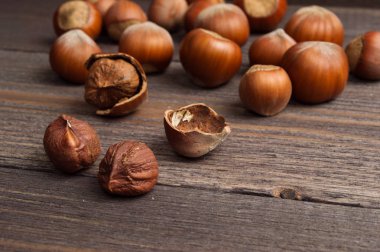 avuç fındık ahşap arka plan üzerinde