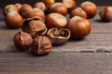 avuç fındık ahşap arka plan üzerinde