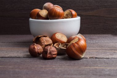 Ahşap arka plan üzerinde beyaz porselen kase Fındık fındık