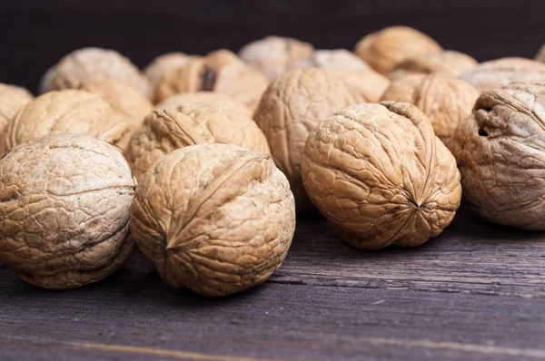 Ahşap arka plan üzerinde birçok ceviz