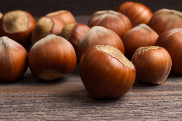 avuç fındık ahşap arka plan üzerinde