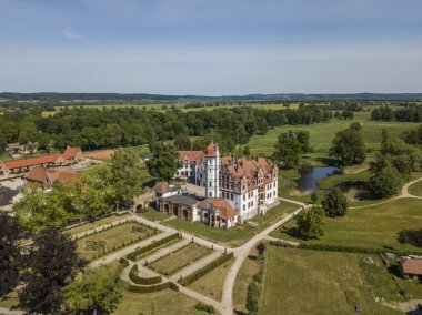 Mecklenburg-Vorpommern çevresindeki manzara parkta ile Rönesans Basedow Kalesi'nin havadan görünümü