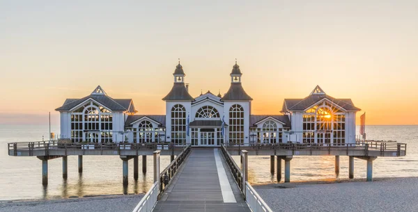 Muelle histórico de Sellin en la isla de Ruegen al amanecer — Foto de Stock