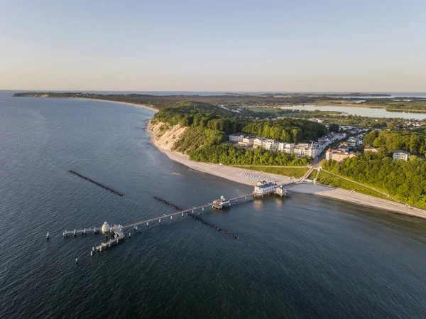 Flygfoto över historiska pir och semesterorten Sellin på Rügen ön vid soluppgången — Stockfoto