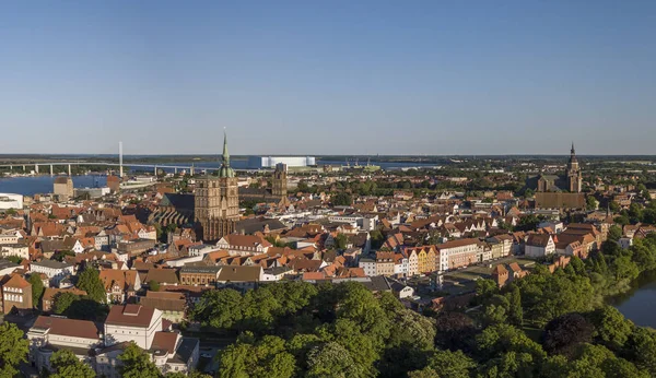 Luftaufnahme von Stralsund, einer Hansestadt im pommerschen Teil von Mecklenburg-Vorpommern — Stockfoto