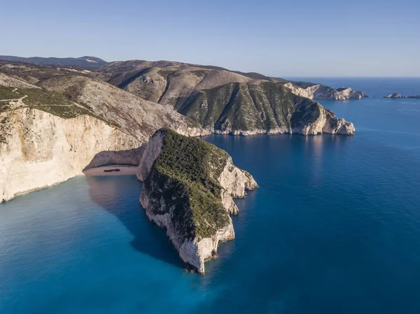 Letecký pohled na Navagio nebo Shipwreck Beach na pobřeží ostrova Zakynthos, Řecko — Stock fotografie