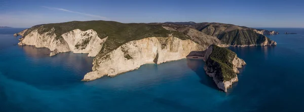 Vista aérea de Navagio ou da praia dos naufrágios na costa de Zakynthos, Grécia — Fotografia de Stock