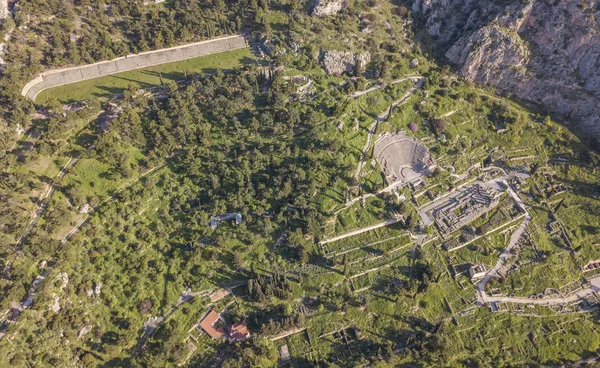 Luchtfoto van oude Delphi, het beroemde heiligdom in Midden Griekenland — Stockfoto