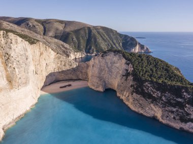 Navagio ya da batık plaj kıyısında, Zakynthos, Yunanistan hava görünümünü
