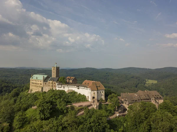 Vista aérea del castillo de Wartburg cerca de la ciudad de Eisenach — Foto de Stock