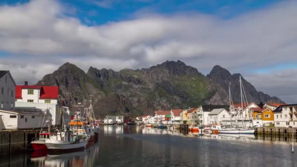 W widoku upływ czasu Henningsvaer wioska rybacka — Wideo stockowe