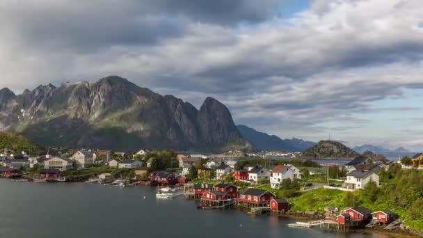 Time lapse vista de Reine pueblo de pescadores con cordillera en el fondo — Vídeos de Stock