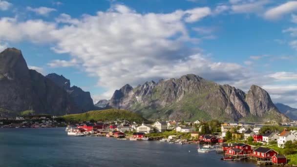Prodleva zobrazení Reine rybářská vesnice s pohoří v pozadí — Stock video