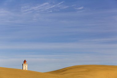 Kuzey Denizi'nin kıyısında kumlarda gömülü Rubjerg Knude deniz feneri