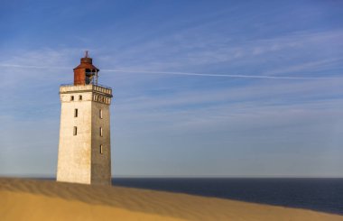 Kuzey Denizi'nin kıyısında kumlarda gömülü Rubjerg Knude deniz feneri