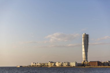 Turning Torso gökdelen ön planda Malmo akşam manzaralı