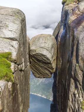 Kjerag dağın üzerinde bulunan Kjeragbolten kaya