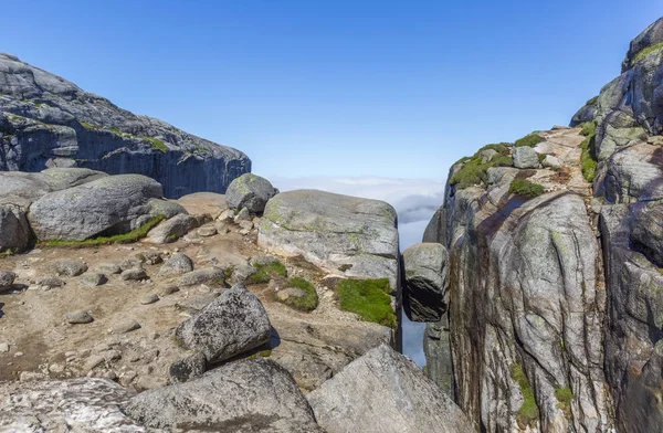 Kjeragbolten boulder gelegen op de berg Kjerag — Stockfoto