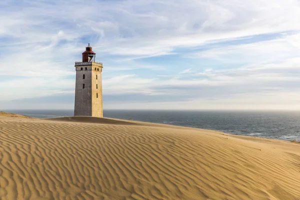 Le phare de Rubjerg Knude enterré dans les sables sur la côte de la mer du Nord — Photo