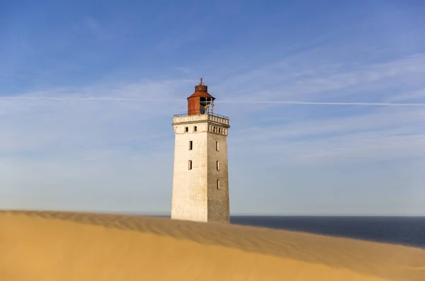 Le phare de Rubjerg Knude enterré dans les sables sur la côte de la mer du Nord — Photo