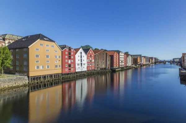 Vieux entrepôts colorés le long de la rivière Nidelva à Trondheim — Photo