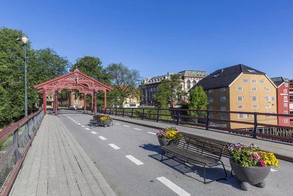 Le pont de la Vieille Ville Vieux entrepôts colorés à Trondheim, Norvège — Photo